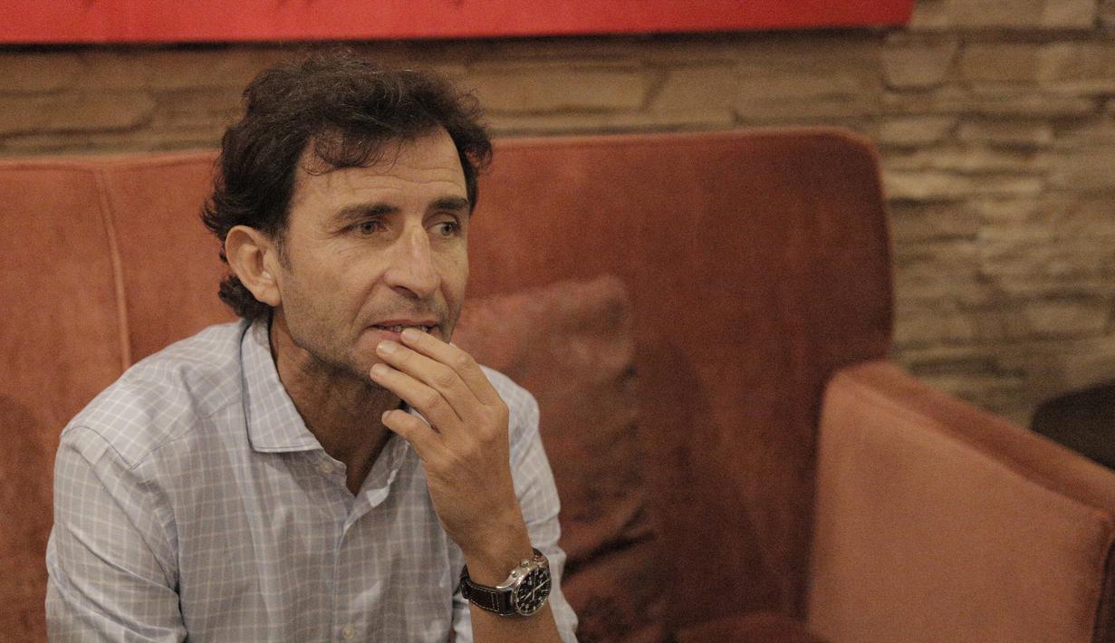 Mantan pelatih Timnas Indonesia, Luis Milla, usai bertemu dengan PSSI di New World Manila Bay Hotel, Jumat malam (29/11). Pelatih asal Spanyol itu memberikan presentasi tentang rencananya untuk Timnas Indonesia. (Bola.com/Zulfirdaus Harahap)