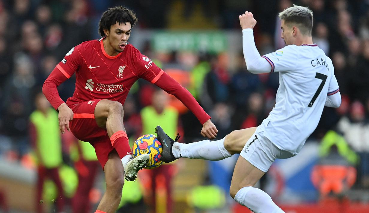 Liverpool mendominasi jalannya pertandingan sejak sepak mula. Mereka lebih sering memaksa Brentford bermain bertahan. (AFP/Paul Ellis)