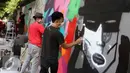 Seniman grafiti menyelesaikan karyanya selama festival Off The Wall di Kawasan Thamrin, Jakarta, Minggu (6/11). Gelaran ini memberikan perspektif baru terhadap seni urban sekaligus memperkenalkan para seniman Grafitti. (Liputan6.com/Gempur M. Surya)