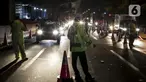 Polisi menggelar razia penyekatan di perbatasan Karawang-Cikarang, Bekasi, Jawa Barat, Sabtu (23/5/2020). Razia tersebut dilakuan untuk menyekat gelombang pemudik dari Jakarta menuju Jawa Tengah jelang Hari Raya Idul Fitri. (Liputan6.com/Johan Tallo)
