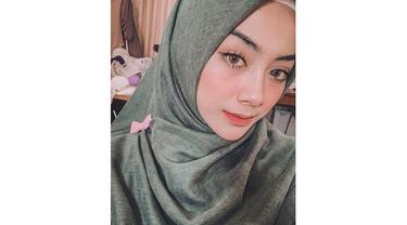 Potret Azaria Bianda saat mengenakan hijab, cantik dan anggun.