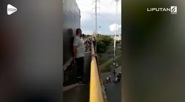 Paramedis bernama Richard Parra berhasil menggagalkan aksi bunuh diri yang dilakukan seorang pria di jembatan layang Puente de los Mil Dias di Cali, Kolombia.