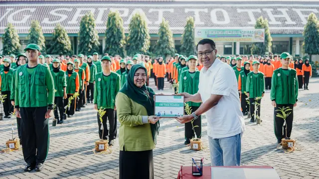 Hijaukan Lingkungan Sekolah, Schneider Indonesia Tanam Bibit Buah di Kediri