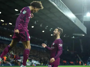 Selebrasi gol pemain Manchester City, Leroy Sane (kiri) bersama rekannya Bernardo Silva saat melawan West Bromwich Albion pada laga Piala Liga Inggris di The Hawthorns, West Bromwich, (20/9/2017). City menang 2-1. (AFP/Oli Scarff)