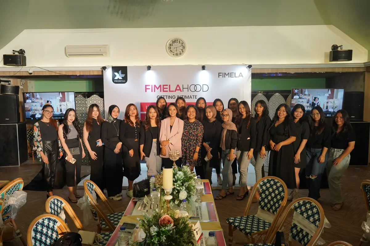 Dokumentasi bersama dengan semua peserta dan narasumber Fimelahood Getting Intimate with XL Prioritas di Manado.