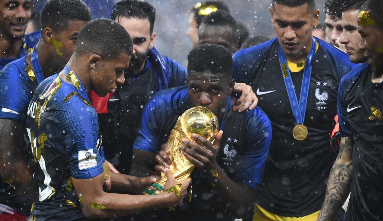 Samuel Umtiti pernah merasakan indahnya mencium trofi Piala Dunia 2018 setelah tampil meyakinkan bersama Timnas Prancis. Namun setelah itu performanya bersama Barcelona turun tajam dibawah asuhan Ronald Koeman. Lantas ia pindah ke Lecce musim ini dan masalah kebugaran manjadi sorotan Descham. Rasanya, mustahil Deschamps memanggil Umtiti untuk Piala Dunia 2022. (AFP/Franck Fife)