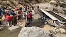 Kondisi bus yang hancur usai jatuh ke dalam jurang di wilayah pegunungan Himalaya di negara bagian Himachal Pradesh, India Utara (19/4). Bus yang membawa 56 penumpang itu telah menewaskan 44 orang. (AFP Photo / STR)