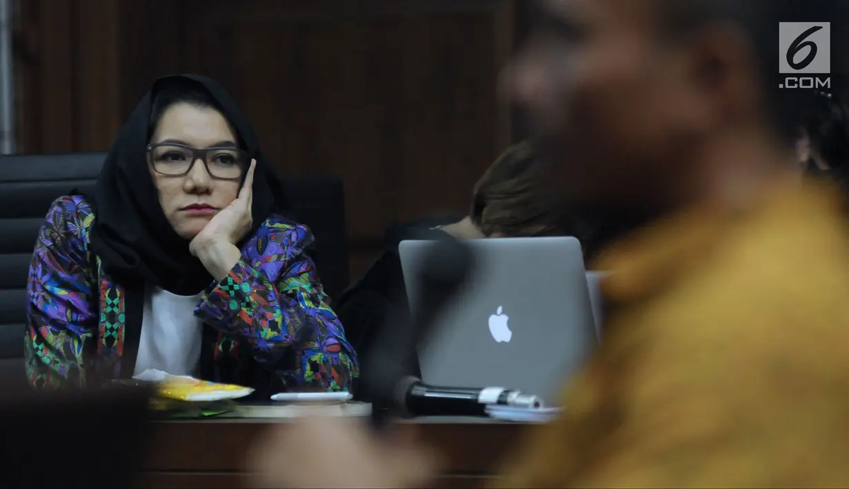 Terdakwa gratifikasi dan suap pemberian izin lokasi perkebunan kelapa sawit, Rita Widyasari menyimak keterangan saksi pada sidang lanjutan di Pengadilan Tipikor, Jakarta, Rabu (11/4). Sidang mendengar keterangan saksi. (Liputan6.com/Helmi Fithriansyah)