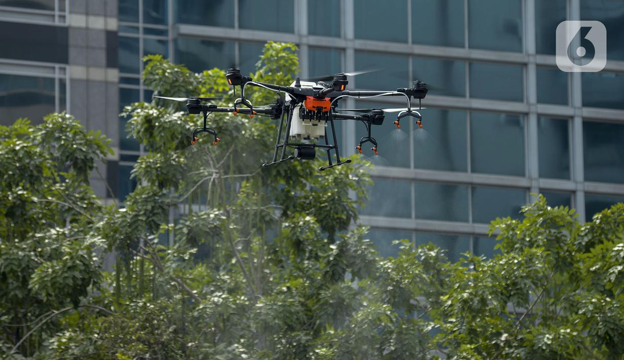 Foto Drone Semprotkan Cairan Disinfektan Di Jalanan Jakarta News Liputan6 Com