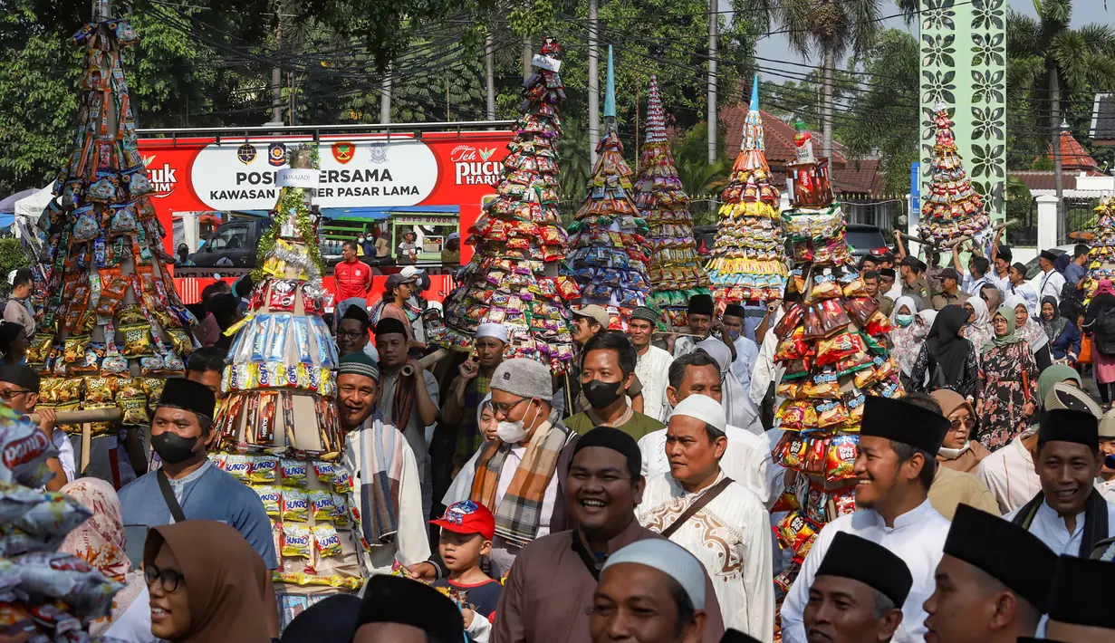 Tradisi mengarak perahu dan pembagian hasil bumi yang telah dilakukan sejak tahun 1939. (merdeka.com/Arie Basuki)