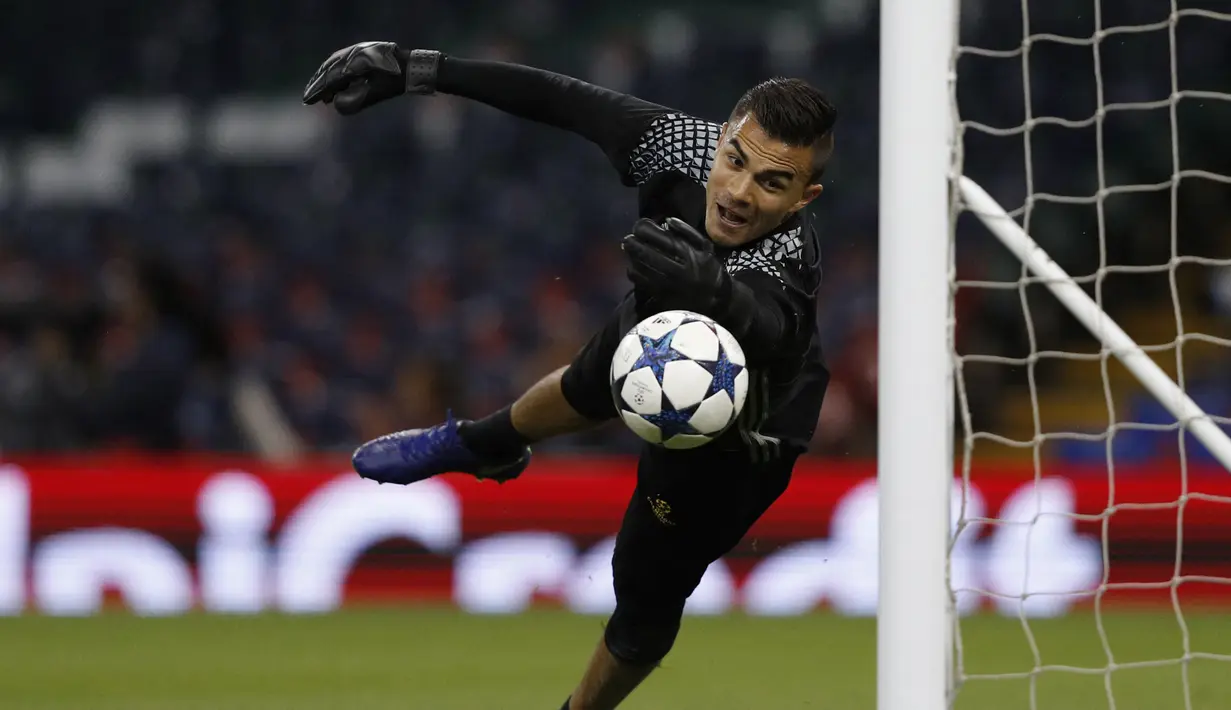 Pemilik nama lengkap Emil Audero Mulyadi mulai dikenal ketika dirinya menjadi kiper ketiga Juventus sebelum musim 2018/2019. Emil mendapatkan darah Indonesia dari sang ayah yang berasal dari Kota Mataram, Nusa Tenggara Barat. (Foto: AFP/Adrian Dennis)