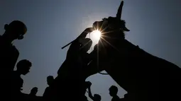 Peserta mempersiapkan keledainya untuk ambil bagian dalam lomba balap keledai di desa Al-Baragel, luar Kairo, Jumat (28/9). Sebanyak 35 keledai berpartisipasi dalam kompetisi tahunan yang berhadiah 5000 EGP atau sekitar 4 juta rupiah. (AP/Amr Nabil)