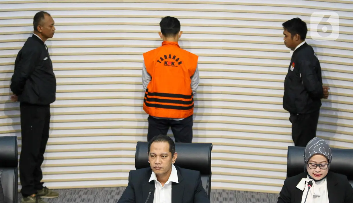 Wakil Ketua KPK Nurul Ghufron memberikan keterangan dalam konferensi pers terkait penahanan tersangka Direktur PT Putra Kharisma Sejahtera Zulfikar Fahmi (atas) di Gedung Merah Putih KPK, Jakarta, Senin (13/11/2023). (Liputan6.com/Herman Zakharia)