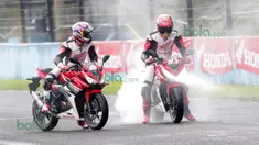 Dani Pedrosa dan Marc Marquez beraksi dengan motor Honda CBR 150 di Sentul, Bogor, Minggu (14/2/2016). (Bola.co/Nicklas Hanoatubun)
