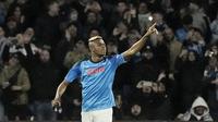 Pemain Napoli, Victor Osimhen, melakukan selebrasi setelah mencetak gol ke gawang Eintracht Frankfurt pada laga Liga Champions di Stadion Diego Armando Maradona, Kamis (16/3/2023). Napoli menang dengan skor 3-0. (AP Photo/Gregorio Borgia)