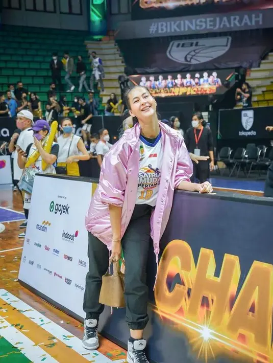 Kala nonton final IBL 2022, Paula tampil percaya diri dengan Jersey basket Satria Muda. Gaya sporty-nya pun kian berkelas dengan tambahan jaket pink, celana jogger, sneakers plus handbag warna coklat. (Instagram/paula_verhoeven).