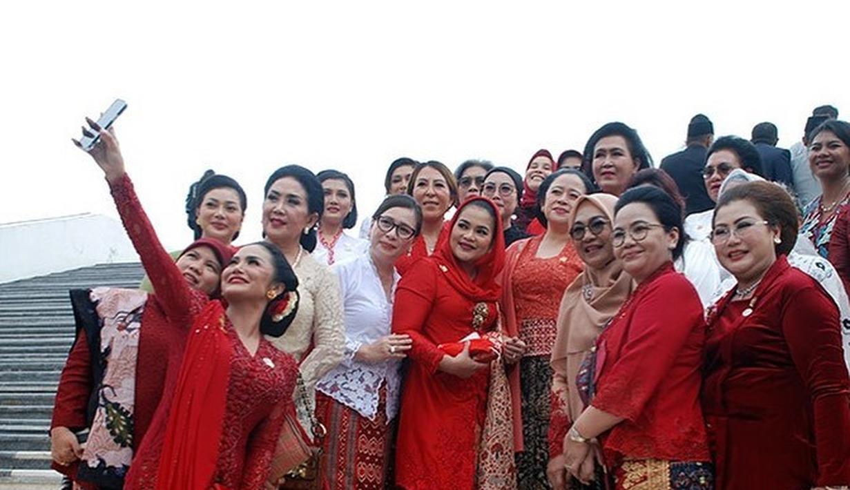 Bintang sinetron Doaku Harapanku tampil paripurna berkat kebaya merah dengan aksesori keemasan rilisan Subeng Klasik. Krisdayanti tampil dengan sanggul elok Nusantara buatan Yudin. Riasan wajah sang diva dipoles makeup artist langganan, Dhirman Putra. Yang menarik, Krisdayanti memadukan kebaya merah dengan kain Tais Timor Leste berwarna senada. (Foto: Dok. Instagram @krisdayantilemos)