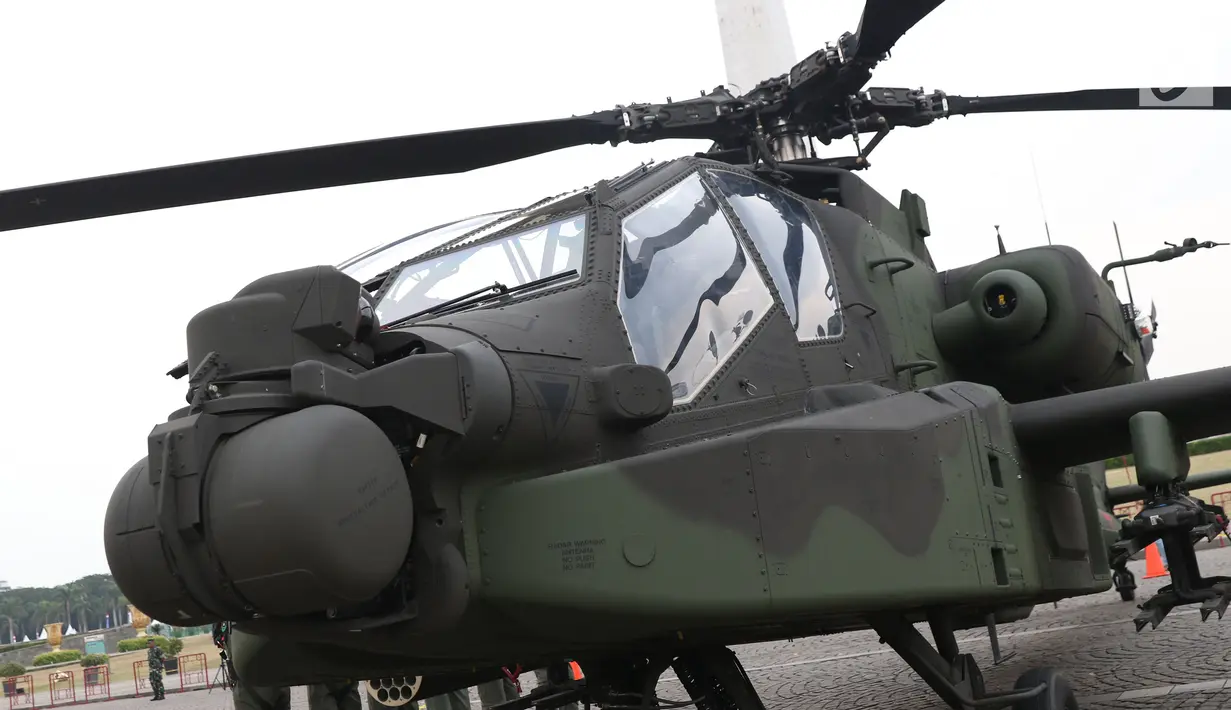 Tampilan depan helikopter Apache yang dipamerkan pada pameran Alat Utama Sistem Persenjataan TNI di Kawasan Monas, Jakarta, Kamis (27/9). Pameran ini berlangsung hingga 29 September. (Liputan6.com/Helmi Fithriansyah)