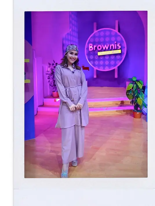 Bergaya Arabian yang effortless, kamu bisa ikuti cara Ayu Ting-Ting ini. Mengenakan ikat kepala yang dipadukan dengan modestwear yang feminin [@ayutingting92]