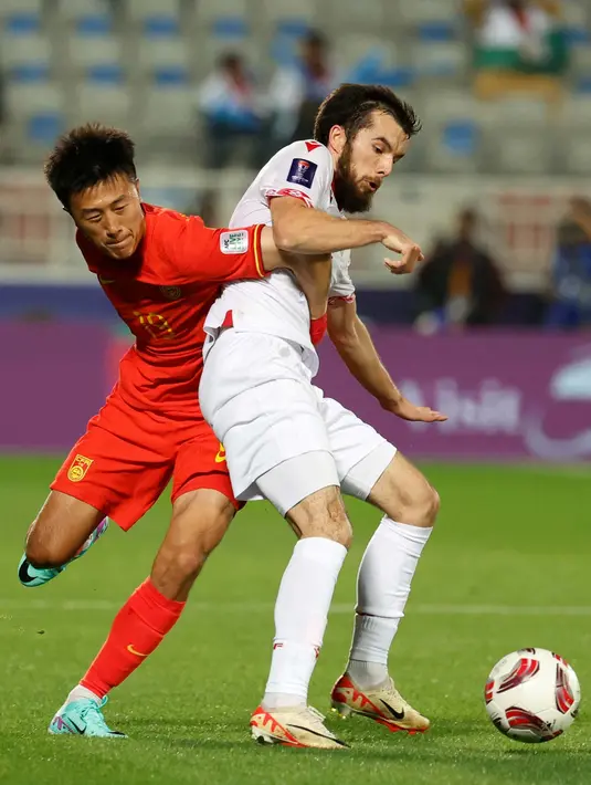 <p>China sempat melesakkan bola ke gawang Tajikistan pada menit ke-80. (KARIM JAAFAR/AFP)</p>