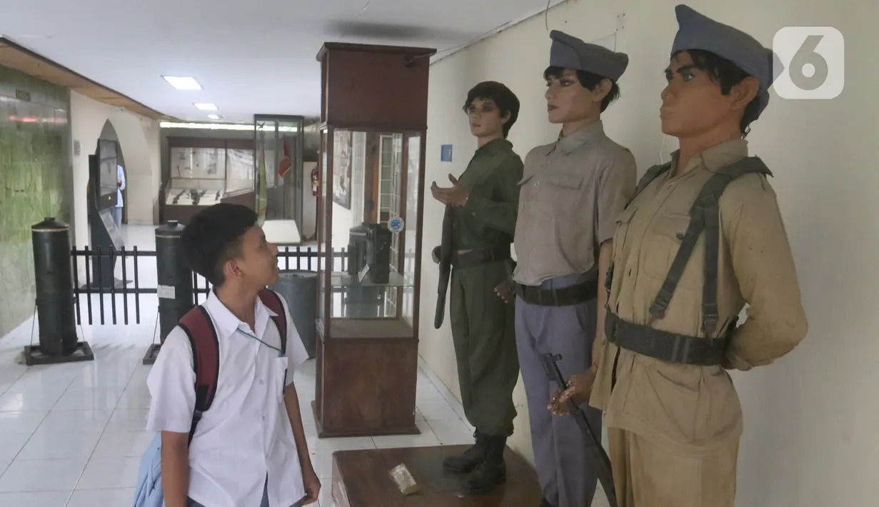 Seorang siswa melihat diorama saat mengunjungi Museum Satria Mandala pada peringatan Hari Pahlawan, Kamis, Jakarta (10/11/2022). Museum sejarah perjuangan Tentara Nasional Indonesia ini menjadi alternatif kunjungan untuk mengedukasi siswa sekolah nilai-nilai kepahlawanan  pada peringatan Hari Pahlawan Nasional  10 November. (merdeka.com/Arie Basuki)