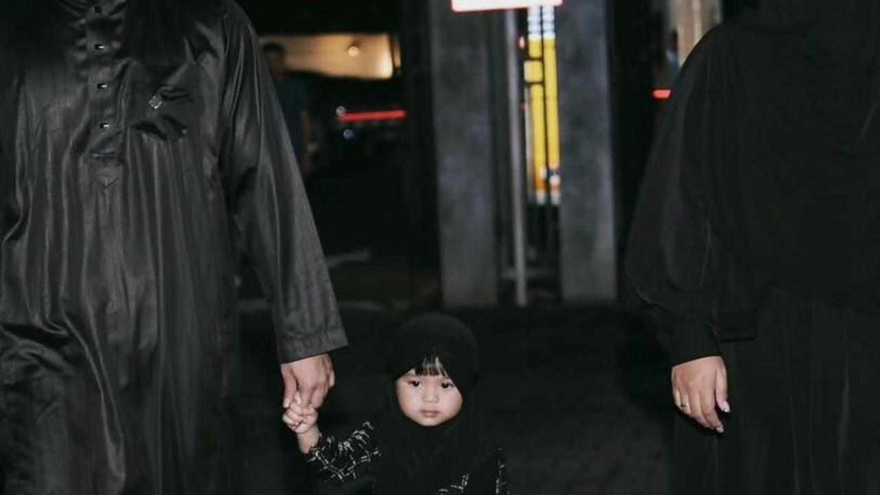 Penampilan Atta Halilintar dan Aurel di Tarawih Hari Pertama, Ngajak Ameena Lucu Banget Gayanya