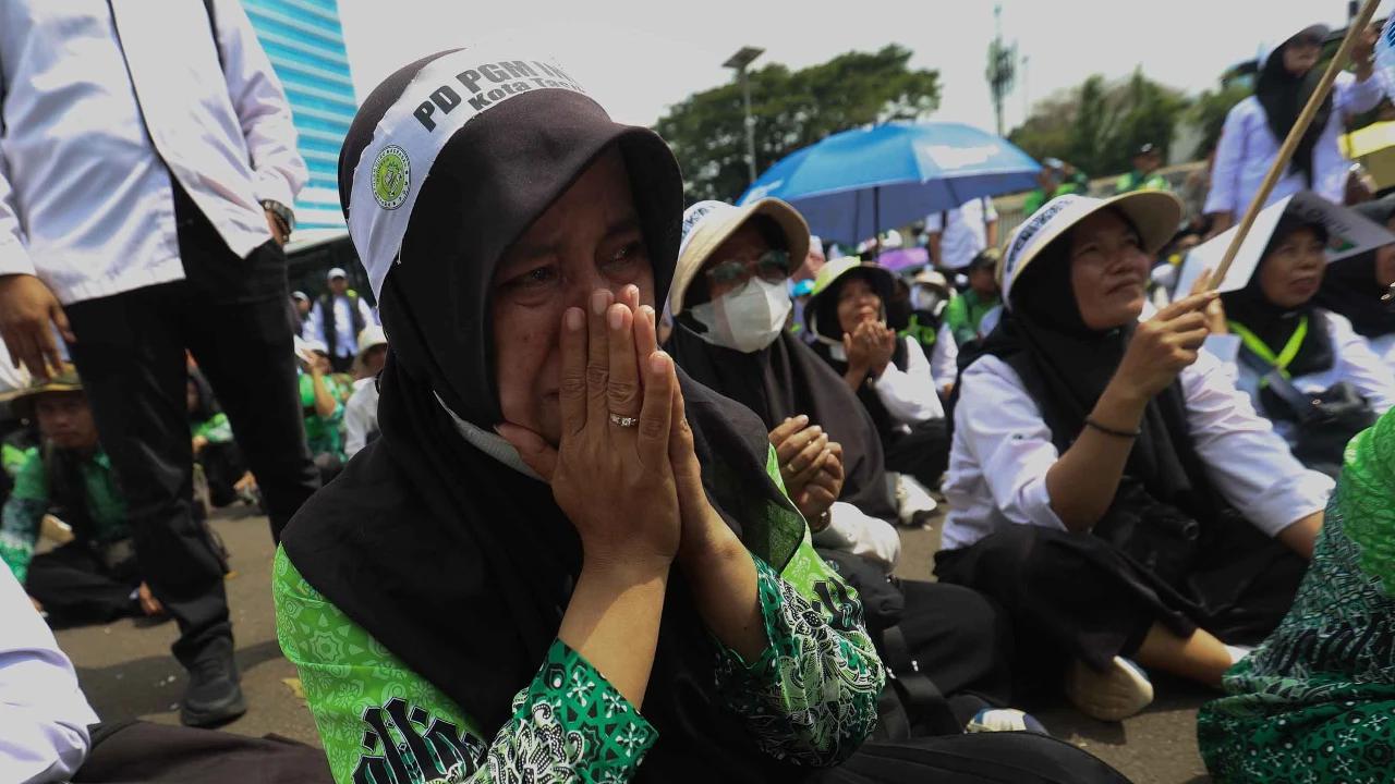 FOTO: Aksi Guru Madrasah Swasta di Depan Gedung DPR