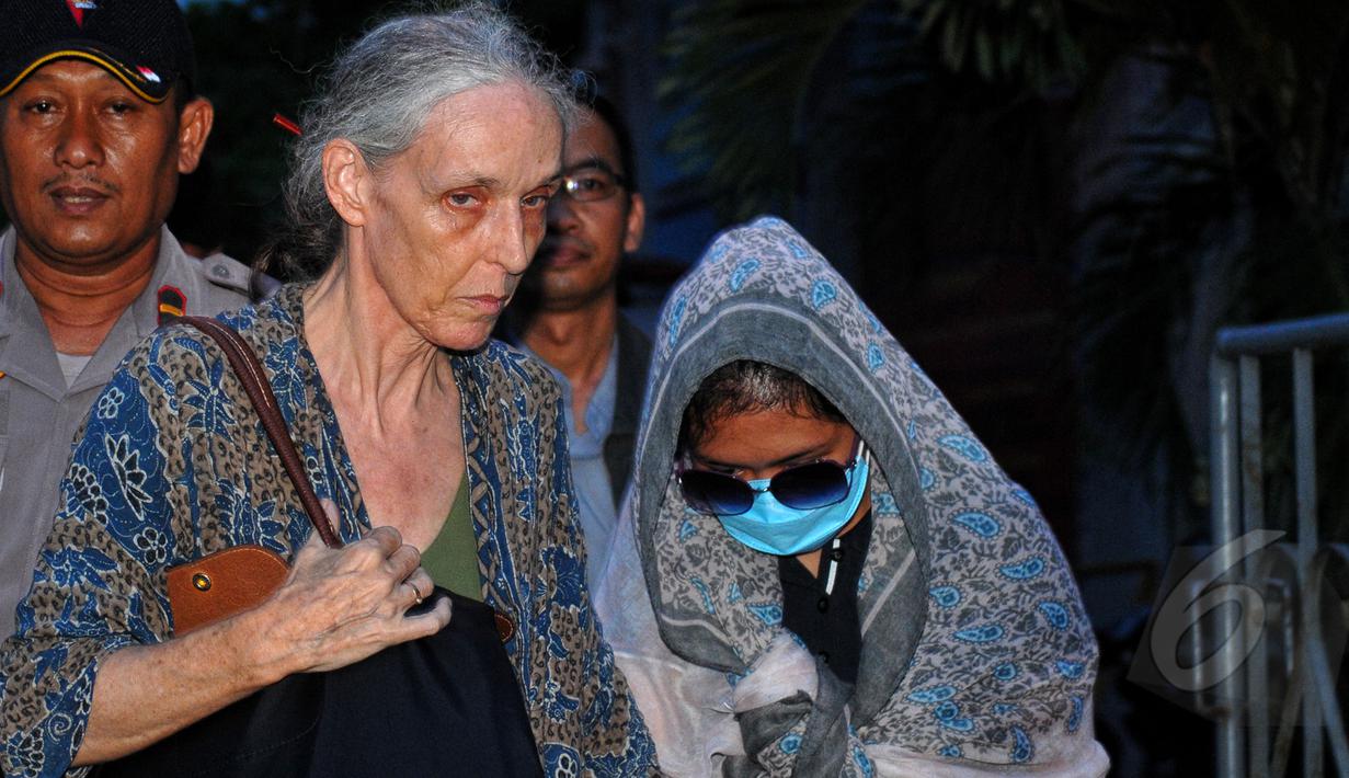 Fatimah (kanan) Istri terpidana mati asal Ghana, Sylvester Obiekwe Nwolise usai mendatangi Lapas Nusakambangan, Jawa Tengah, Senin (27/4/2015). Wajah lesu bercampur kesedihan terpancar dari setiap wajah keluarga terpidana mati (Liputan6.com/Yoppy Renato)