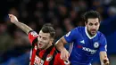 Gelandang Bournemouth, Jack Wilshere (kiri) berebut bola dengan gelandang Chelsea, Cesc Fabregas pada pertandingan Liga Inggris di Stamford Bridge, London, (26/12). Chelsea menang atas Bournemouth dengan skro 3-0. (Reuters/Peter Nicholls)