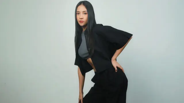 Anya Geraldine dan Vino G Bastian jadi pemain utama di film Gampang Cuan, keduanya berperan sebagai adik kakak