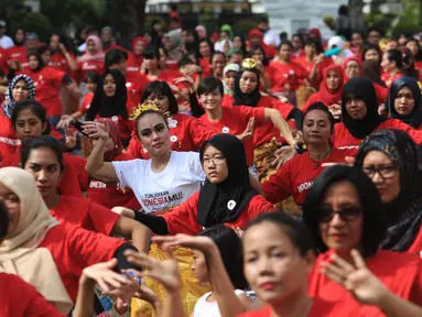 Para peserta flash mob tari tradisional pendet asal Bali memadati halaman Museum Nasional Indonesia, Jakarta, Sabtu (23/4). Kegiatan ini menyambut peringatan ulang tahun Museum Nasional Indonesia pada 24 April 2016 (Liputan6.com/Angga Yuniar)