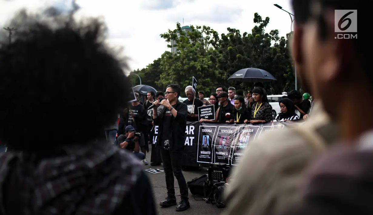 Aktivis Jaringan Solidaritas Korban untuk Keadilan (JSKK) menyuarakan tuntutan saat Aksi Kamisan ke-576 di depan Istana Merdeka, Jakarta, Kamis (28/2). Mereka menolak kembalinya militer untuk menduduki jabatan sipil. (Liputan6.com/Faizal Fanani)