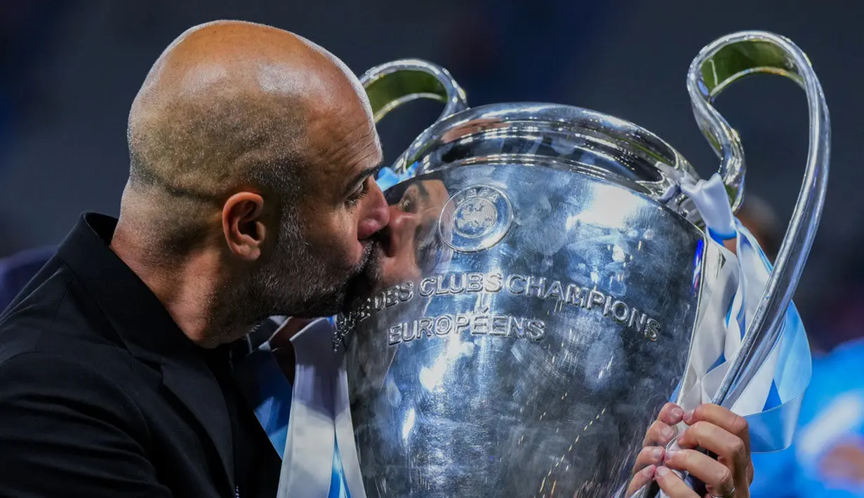 <p>Pelatih Manchester City Pep Guardiola mencium trofi setelah memenangkan pertandingan sepak bola final Liga Champions antara Manchester City dan Inter Milan di Stadion Olimpiade Ataturk, Istanbul, Turki, Minggu (11/6/2023). Manchester City menang 1-0. (AP Photo/Manu Fernandez)</p>