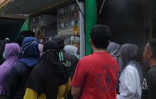 FOTO: Antusiasme Warga Menyerbu Paket Sembako Bersubsidi di Kelurahan Duren Sawit, Jakarta