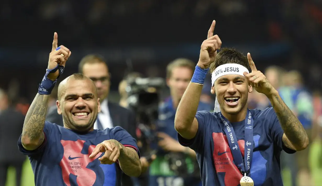 Neymar (kanan) terlihat menari bersama Dani Alves usai memastikan juara di Final Liga Champions, Olympic Stadium, Berlin, Minggu (7/6/2015). Barcelona mengalahkan Juventus dengan skor 3-1. (AFP Photo/ Lluis Gene)