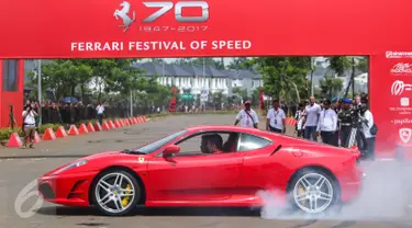 Sebuah mobil Ferrari 430 unjuk kebolehan dengan berputar ditempat dalam Ferrari Festival of Speed di BSD City, Tangerang Selatan, Minggu (23/04). Festival ini dalam rangka merayakan 70 tahun Ferrari. (Liputan6.com/Fery Pradolo)