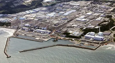 Pemandangan dari udara ini menunjukkan Pembangkit Listrik Tenaga Nuklir (PLTN) Fukushima Daiichi di Fukushima, Jepang, Kamis (24/8/2023). Operator PLTN Fukushima Daiichi, Tokyo Electric Power Company Holdings TEPCO mulai melepaskan gelombang pertama air radioaktif yang telah diolah ke Samudera Pasifik. (Kyodo News via AP)