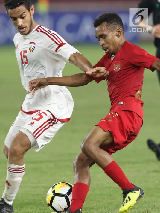 Pemain depan Indonesia U-19, Todd Rivaldo Ferre (kanan) berebut bola dengan pemain Uni Emirat Arab, Mansor Ibrahim pada penyisihan Grup A Piala AFC U-19 2018 di Stadion GBK, Jakarta, Rabu (24/10). Indonesia unggul 1-0. (Liputan6.com/Helmi Fithriansyah)