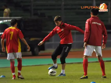 Kapten Timnas Kyrgyzstan Mirlan Murzaev (celana hitam) terlihat ikut berlatih bersama di Stadion GBK Jakarta (Liputan6.com/ Helmi Fithriansyah)