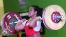 Lifter Papua Barat, Naomi L Rumbewas saat melakukan angkatan clean and jerk di kelas 63kg putri PON XIX Jabar di Gymnasium Si Jalak Harupat, Kab Bandung, Rabu (21/9). Naomi L Rumbewas meraih perunggu. (Liputan6.com/Helmi Fithriansyah)