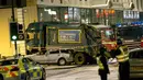 Sebuah truk sampah kehilangan kendali dan masuk ke jalur pejalan kaki di pusat Kota Glasgow, Skotlandia, Selasa (23/12/2014). (REUTERS/Stringer)