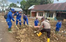 Personel Brimob Kembali Bersih-Bersih Rumah Warga dan Bikin Saluran Air Korban Bencana di Sumbar