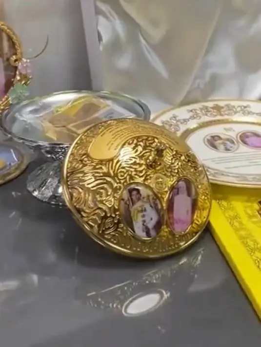 Kemudian ada Cawan berwarna emas yang dilengkapi foto pangeran Mateen dan Anisha Rosnah. Cawan emas tersebut berisi patchi, salah satu cokelat termahal di dunia. [Foto: TikTok/yourgoodbyevideo]