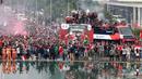 <p>Ribuan suporter menyambut kedatangan rombongan Timnas Indonesia U-22 saat melintas dalam arak-arakan Kira87uara Kontingen SEA Games 2023 di Bundaran HI, Jakarta, Jumat (19/5/2023). (Bola.com/M Iqbal Ichsan)</p>