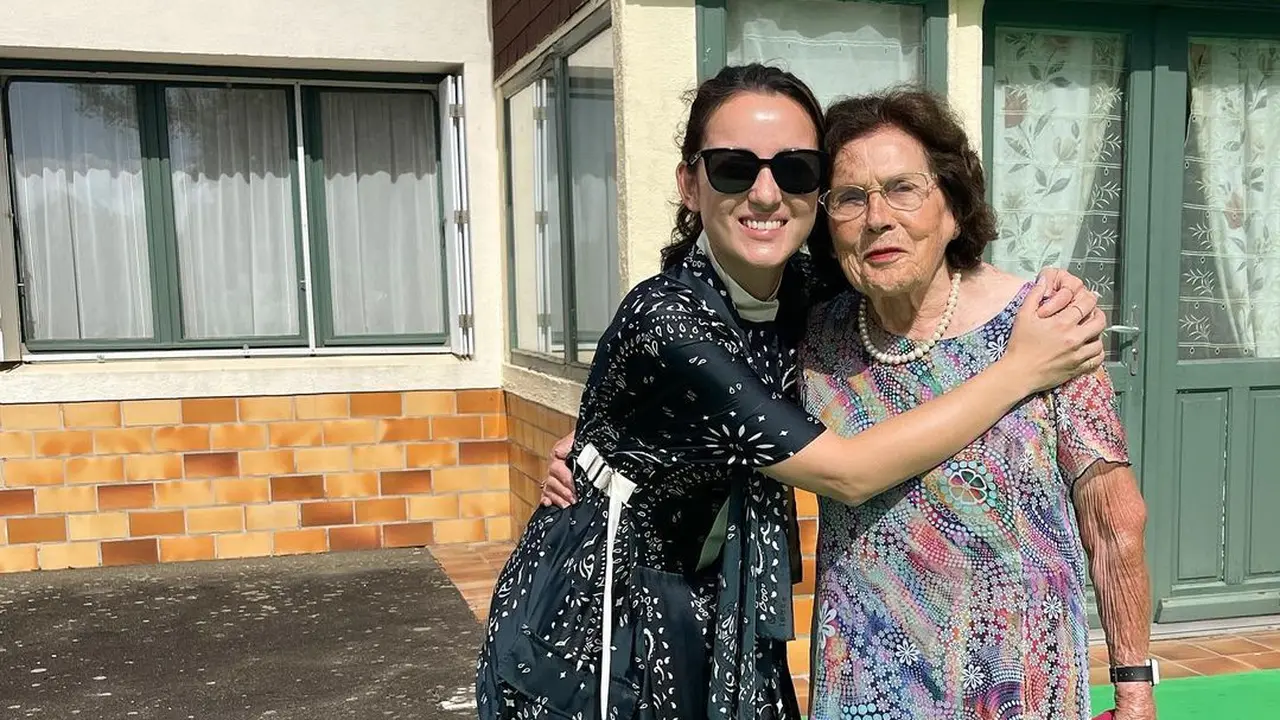 Julie Estelle bersama nenek bulenya (Instagram/julstelle)