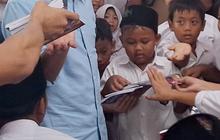 Gibran Bagi-Bagi Susu dan Buku Tulis untuk Santri Ponpes Asshiddiqiyah 2 Tangerang