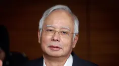 Ekspresi eks PM Malaysia Najib Razak saat tiba di Kantor Komisi Anti-Korupsi Malaysia (MACC) di Putrajaya, Kamis (24/5). Najib diperiksa terkait penyelidikan korupsi miliaran dolar atas dana 1Malaysia Development Berhad (1MDB). (AP Photo/Vincent Thian)