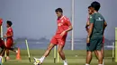 Ivar Jenner mengontrol bola saat mengikuti sesi latihan Timnas Indonesia di Bali United Training Center, Gianyar, Bali, Kamis (23/7/2026). Kehadiran gelandang berusia 22 tahun tersebut menambah pilihan di lini tengah bagi pelatih John Herdman saat Skuad Garuda memasuki tahap akhir persiapan jelang menghadapi Kamboja pada laga pembuka Grup A Piala AFF 2026, 27 Juli 2026. (Bola.com/Alit Binawan)