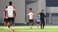 Indra Sjafri sedang memberikan instruksi dalam latihan Timnas Indonesia U-20 di Stadion Madya, Jakarta Pusat, pada Minggu (22/9/2024) malam WIB. (Bola.com/Abdul Aziz)