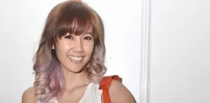 Ardina Rasti kepergok sedang menggandeng Gandhi Fernando di premier film ‘Air Mata Surga’. Keduanya terlihat bahagia dan saling melempar pujian satu sama lain.